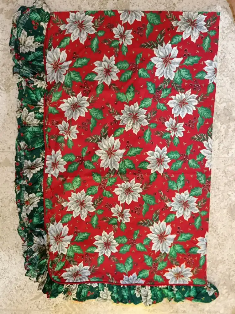 Taplak meja  motif bunga merah besar