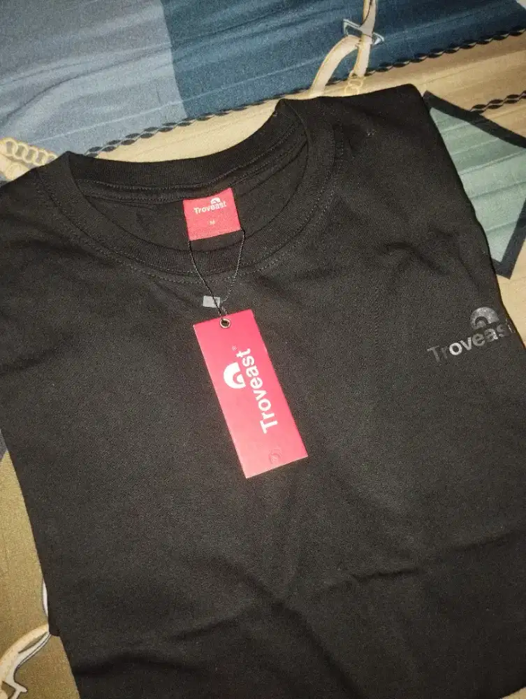 Kaos Troveast Original Hitam Size M - Like New Full Tag