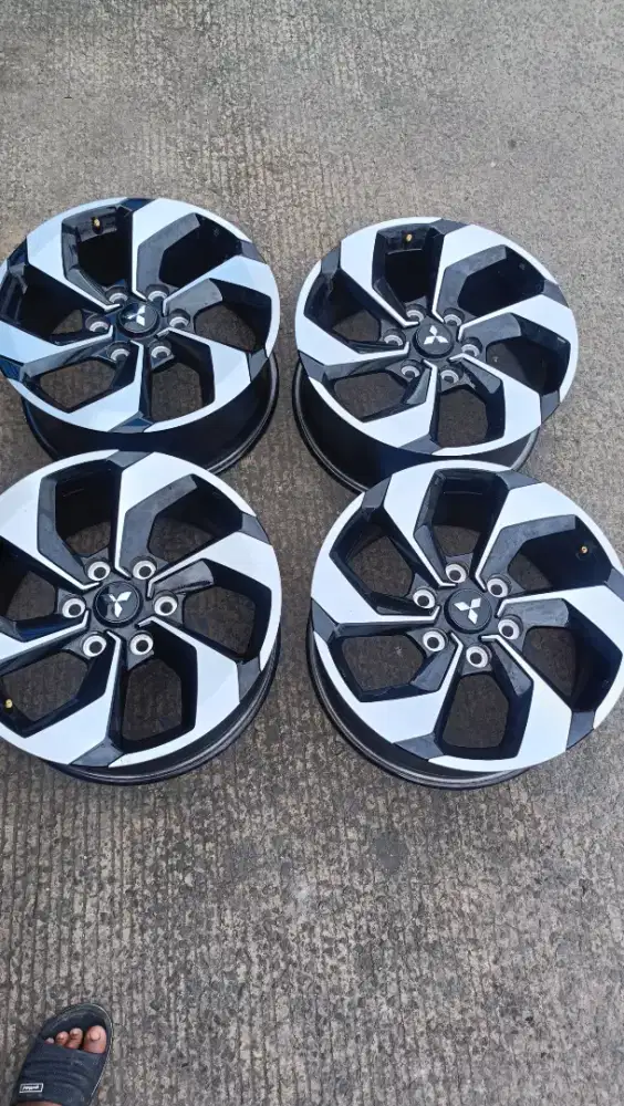 Jual velg Pajero copotan baru R18 original