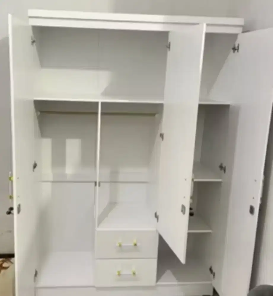 Lemari baju 3 pintu