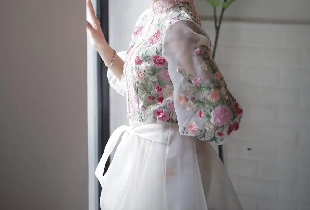 Kebaya Atasan Bunga Peach Pink Putih Denny Irawan