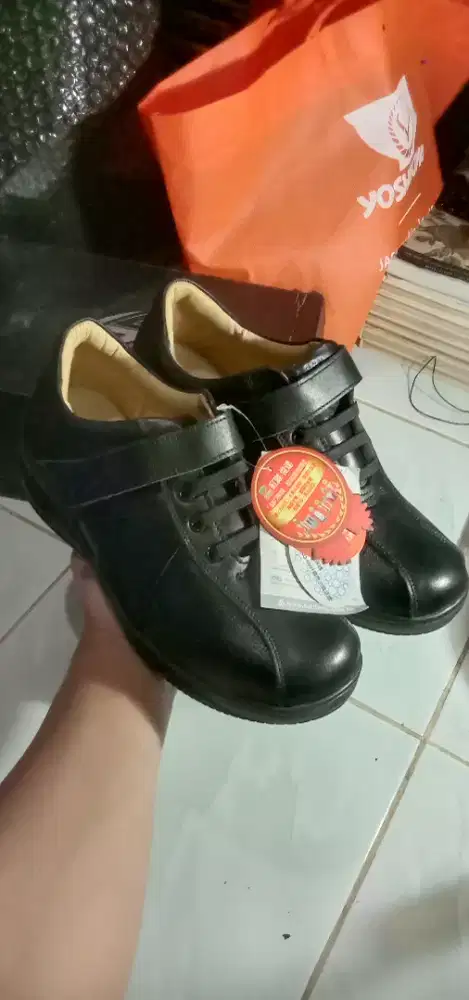 Sepatu Hitam GoodArch Made in Taiwan