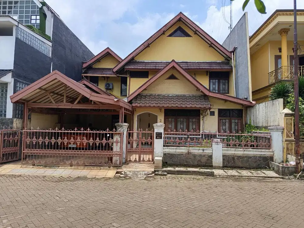 Dijual Rumah depan taman
