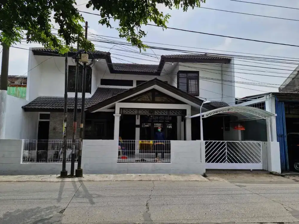 Rumah Mewah Klasik di Mainroad Taman Kopo Indah