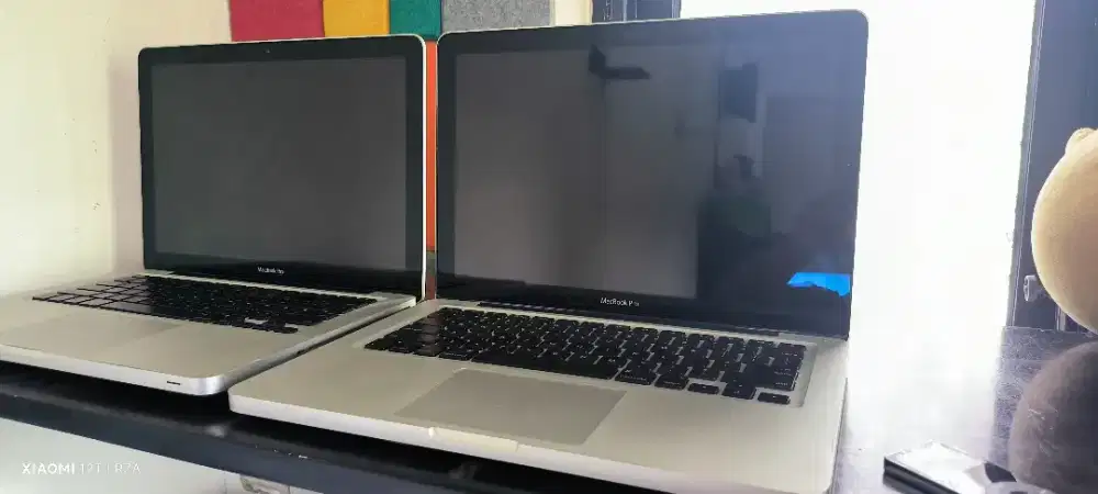 2 unit Macbook pro ada 1 normal 1 minus free ipod