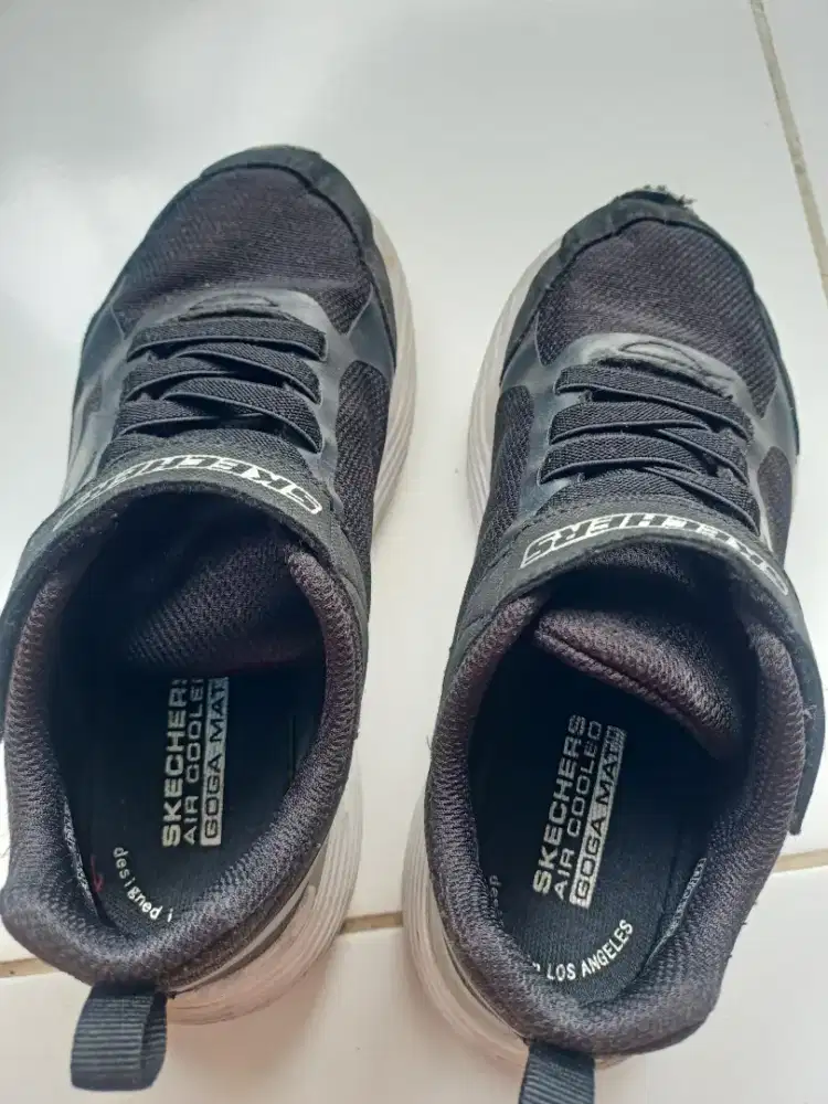 sepatu sketcher hitam