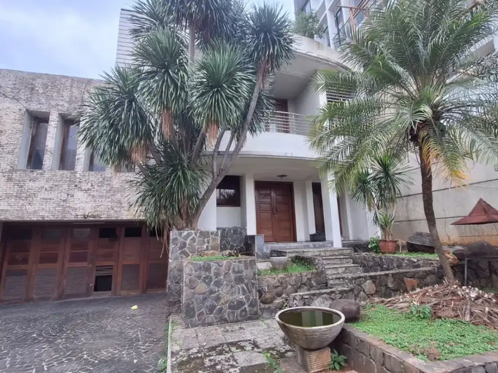 RUMAH MEWAH DILENGKAPI KOLAM RENANG DI BENDUNGAN HILIR JAKARTA PUSAT