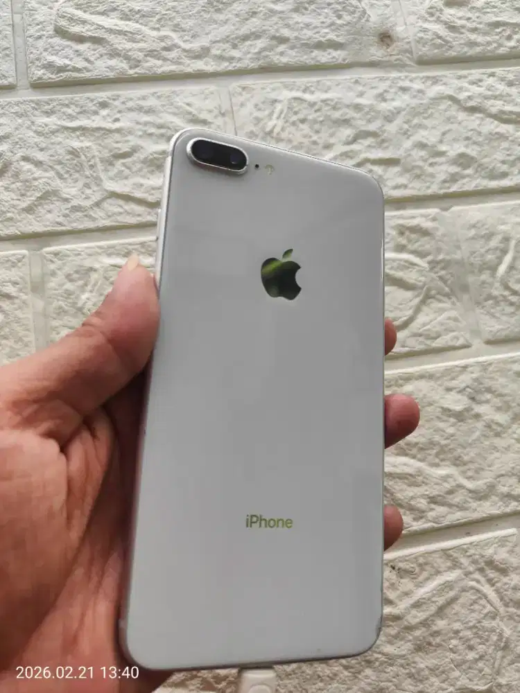 iPhone 8 plus 64 batrai awet 100 baru ganti