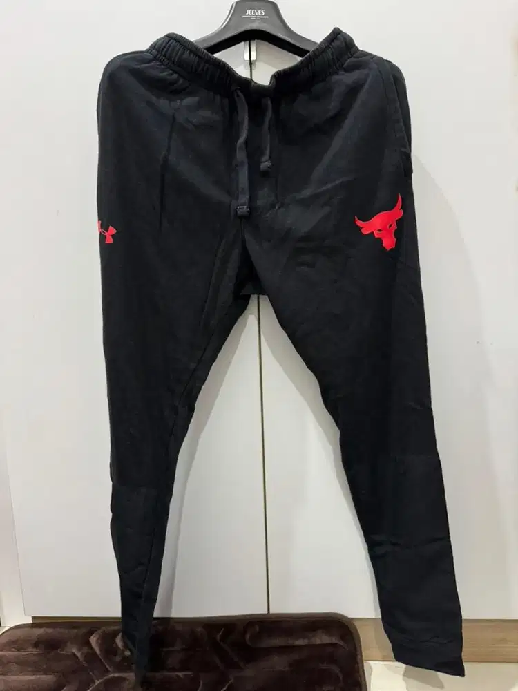 Celana Training Under Armour Size M untuk Pria