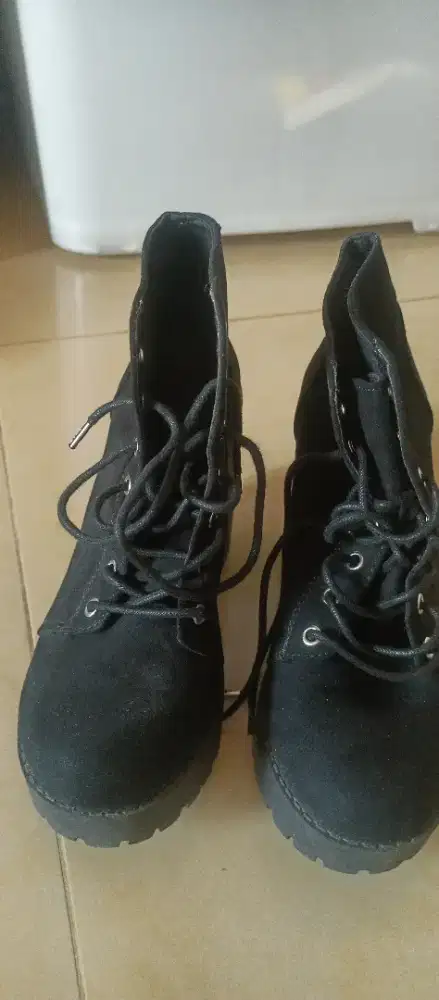Sepatu wanita obermain