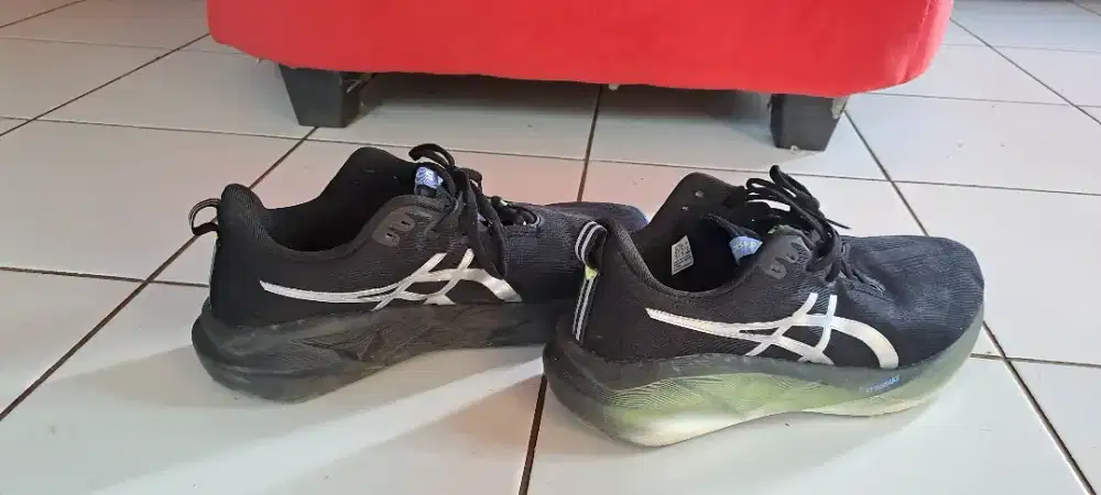 Sepatu running Asics Novablast 5 Luxe black Size 45