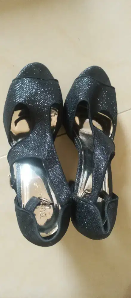 Hills elizabeth  hitam