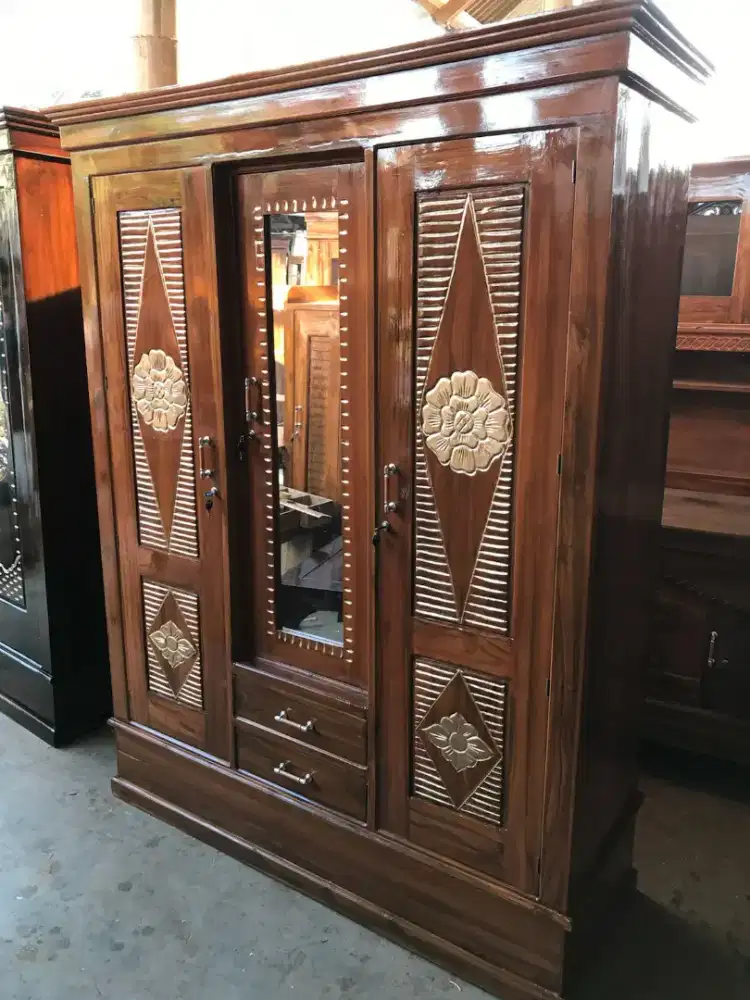 Lemari pakaian ber pintu 3 bahan kayu jati awet tur murah