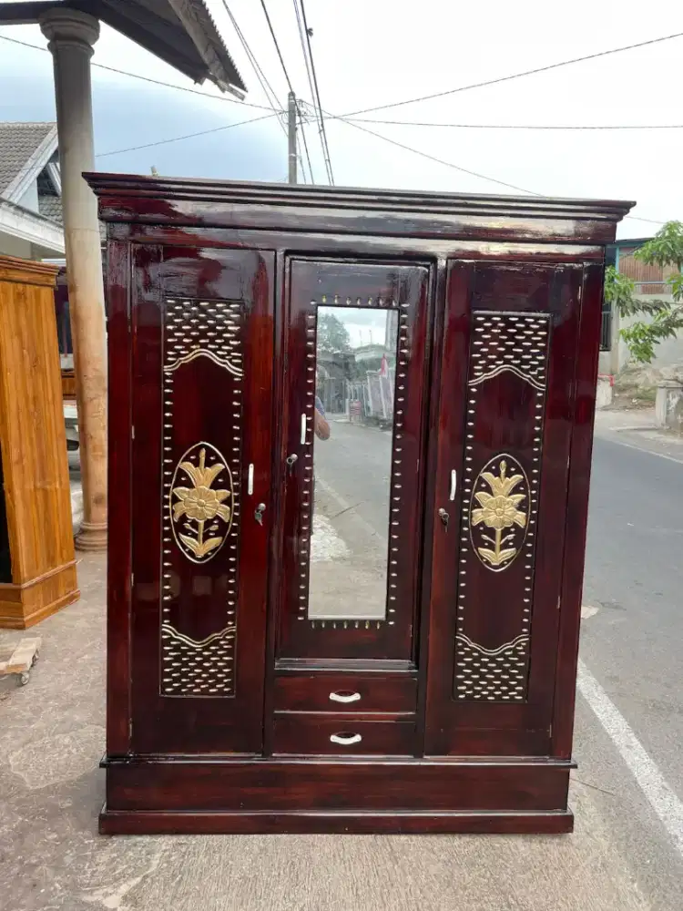 Lemari pakaian kayu jati berpintu 3