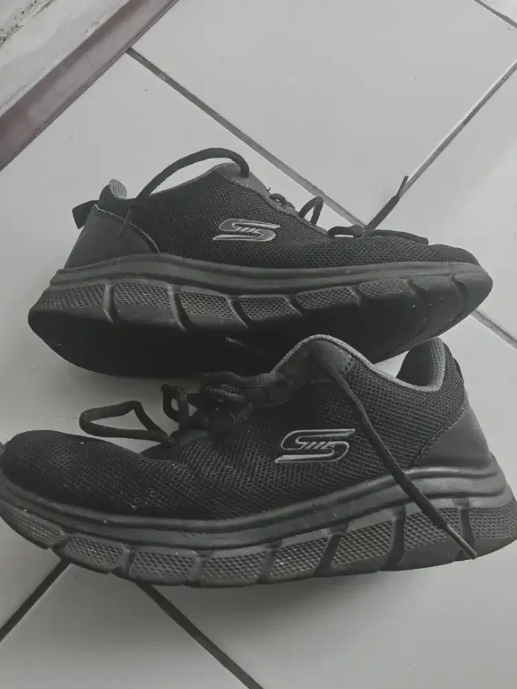 Sepatu skechers hitam