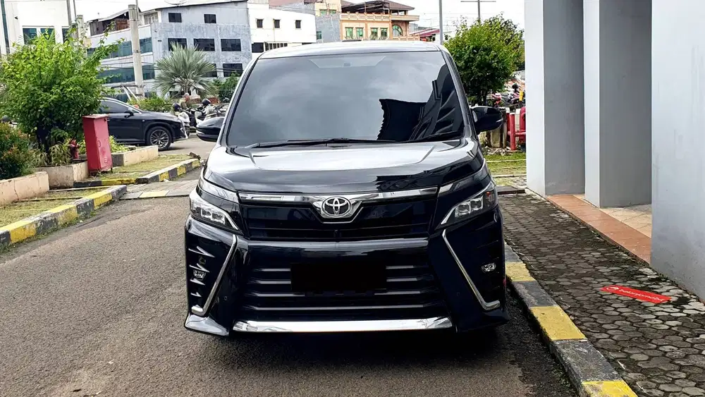 Toyota Voxy 2.0 Sunroof AT Hitam 2021 Like New Low KM Record Garansi