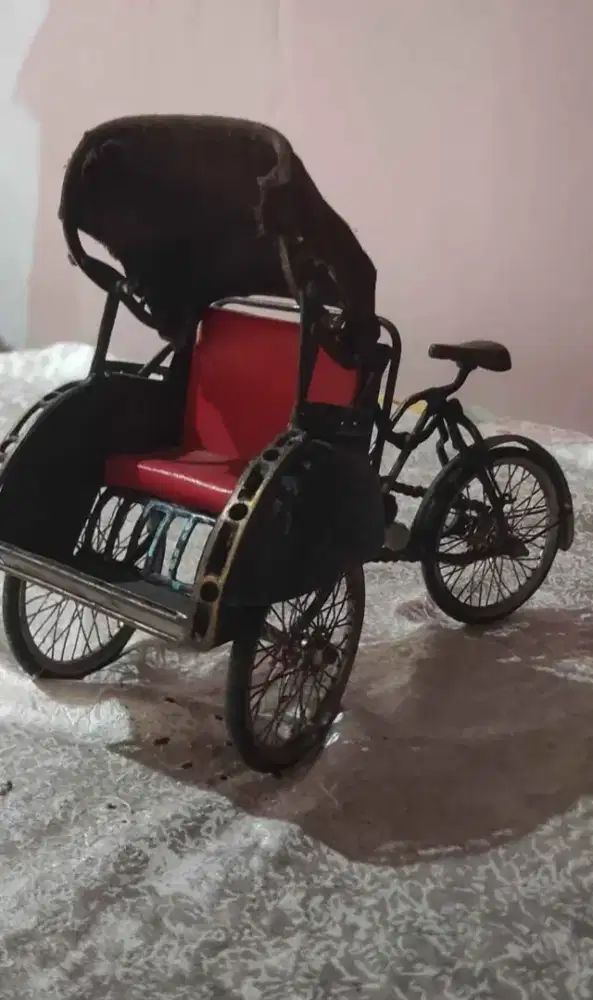 Becak antik terbuat dari besi