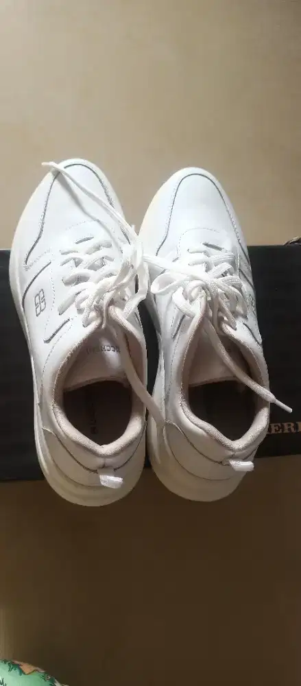 Sepatu putih buccheri