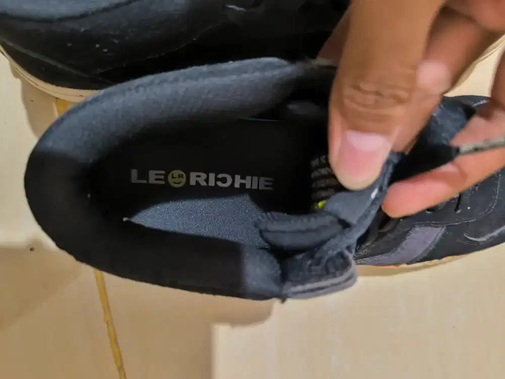 Sepatu Leo Richie UK 42