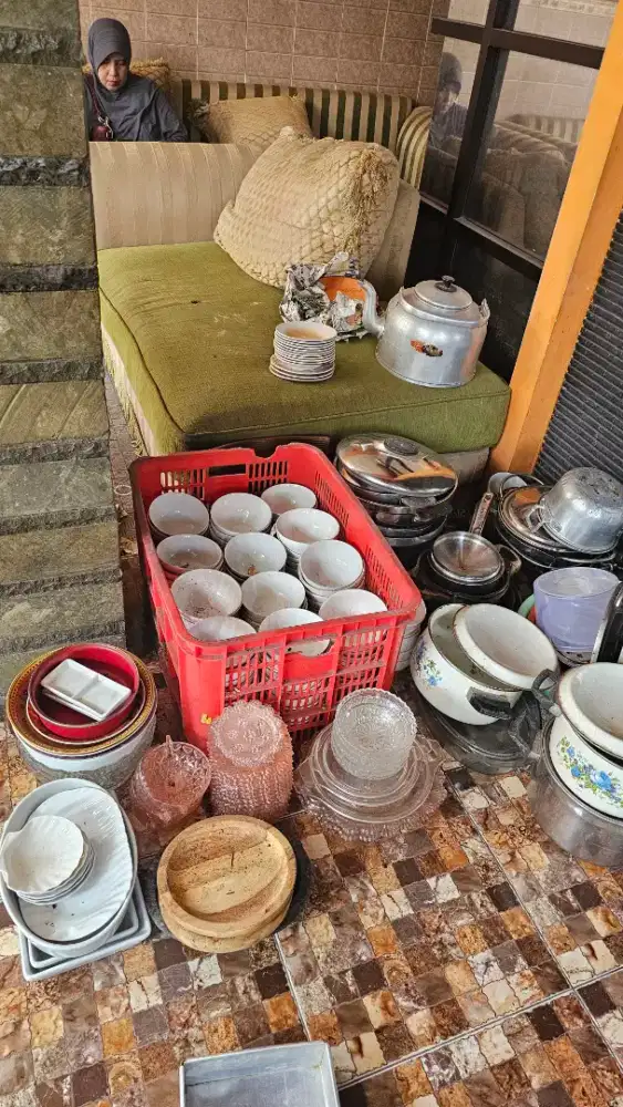 Mangkok panci dan barang pecah belah