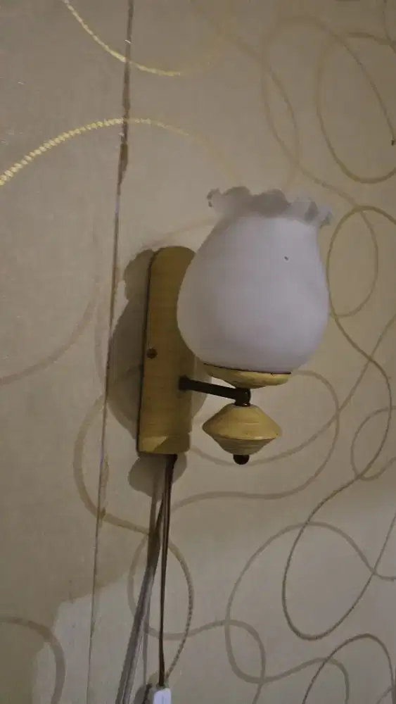 Lampu tidur tempel tembok