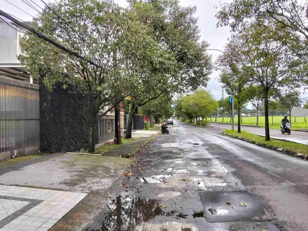 Tanah Kosong, Batununggal Indah Estate, Main Road,depan lapangan, bentuk tanah Persegi, akses Tol dekat