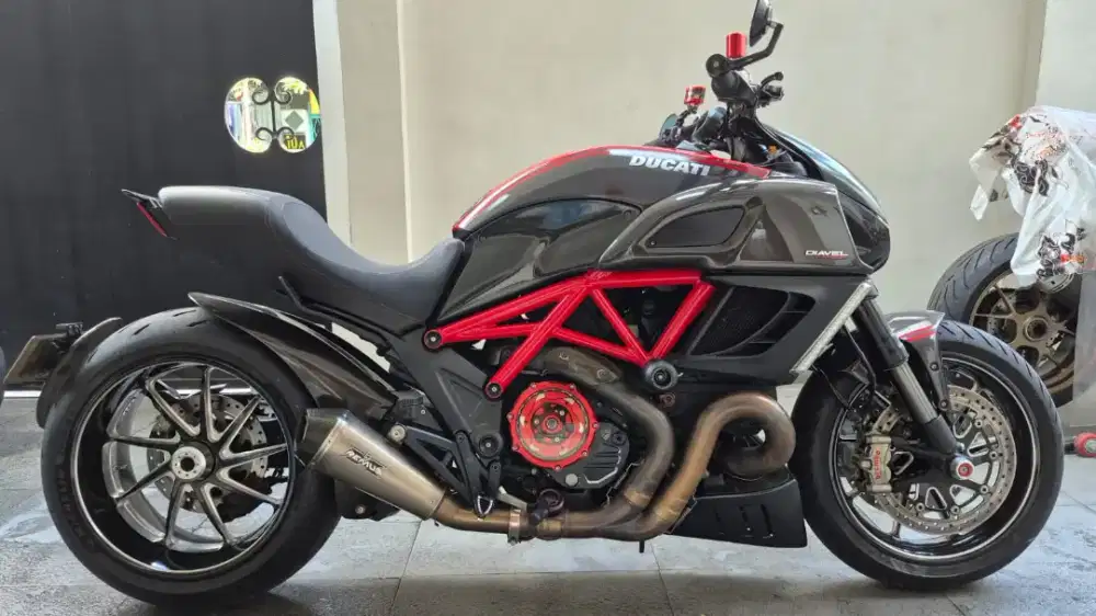 Ducati Diavel red carbon 2012 full asesoris