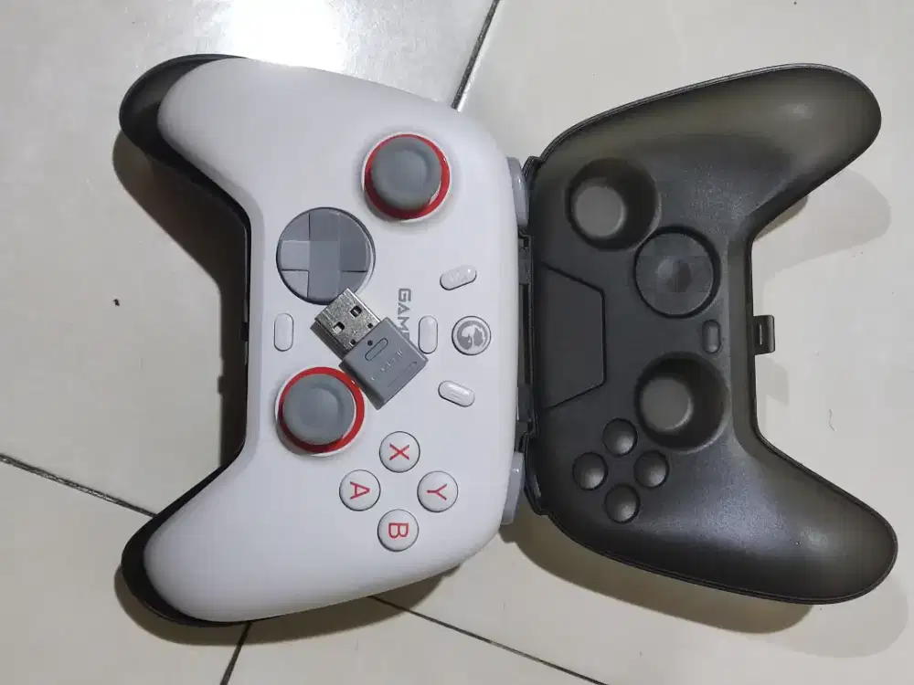 GAMESIR NOVA 2 LITE WHITE CONTROLLER - bekas & lengkap (hanya 5 jam)