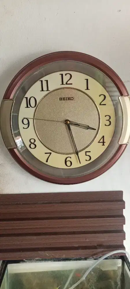 Jam dinding Seiko Original