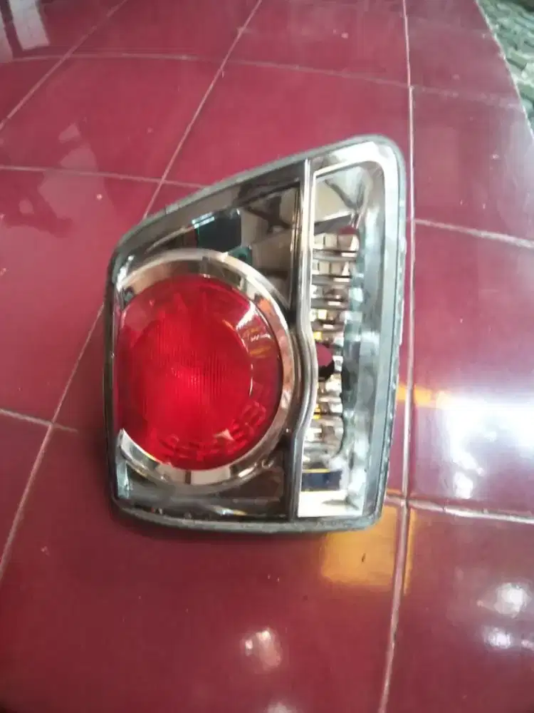 Proyektor bagasi sebelah kiri