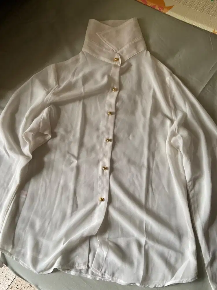 Kemeja Putih Berkerah