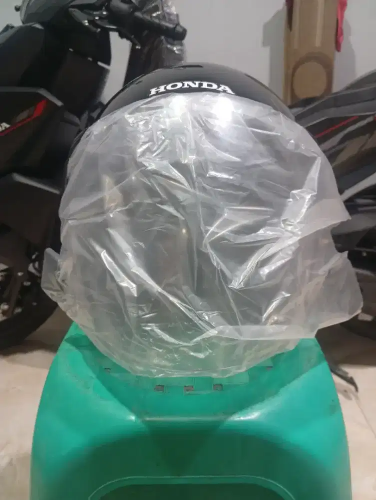 Helm bawaan Honda
