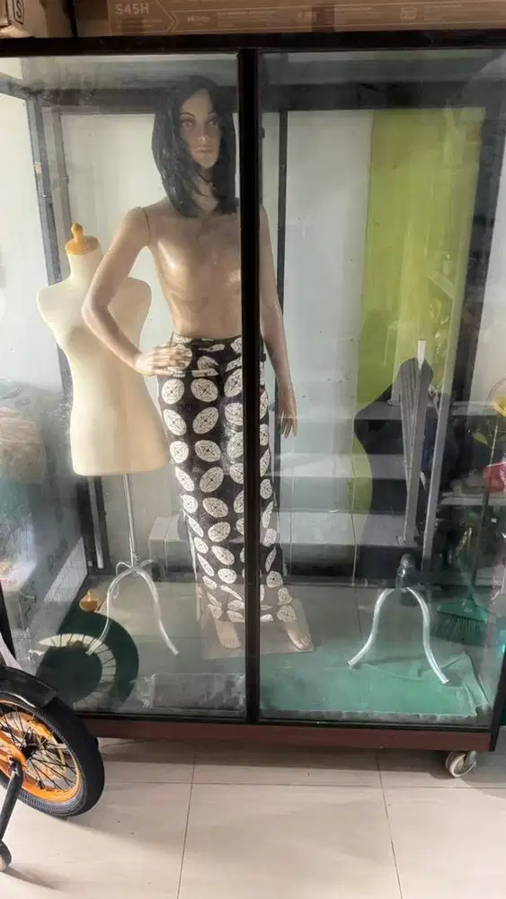 Lemari Pajang untuk usaha