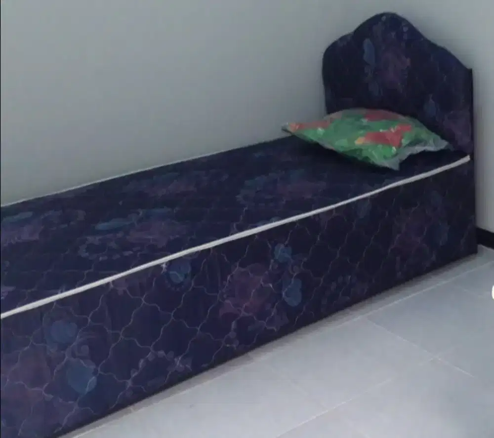 Dipan kayu ala anak kos kondisi apa adanya.