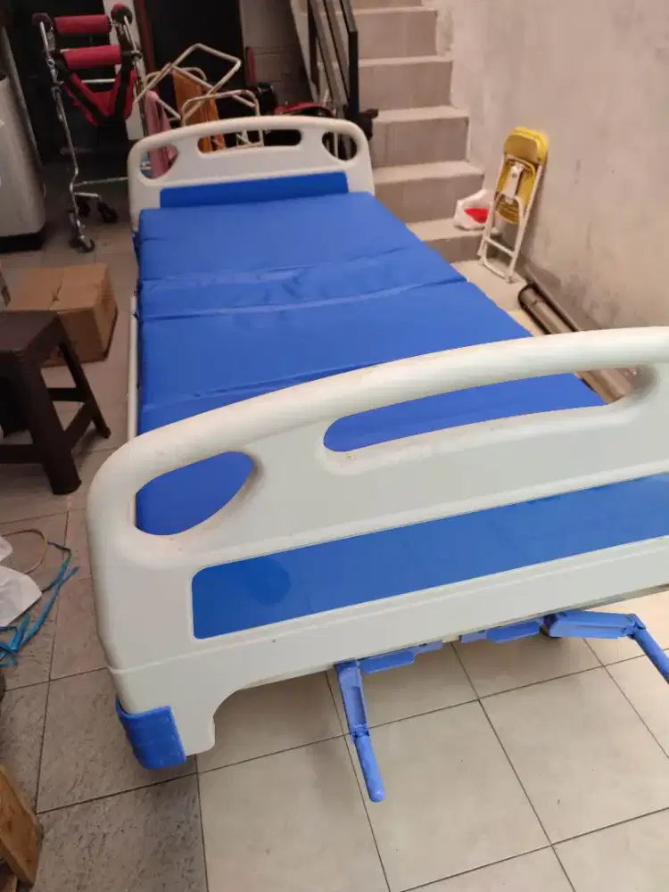 Hospitals bed / ranjang pasien Manual 2 Crank