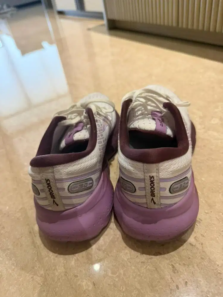 sepatu brooks second