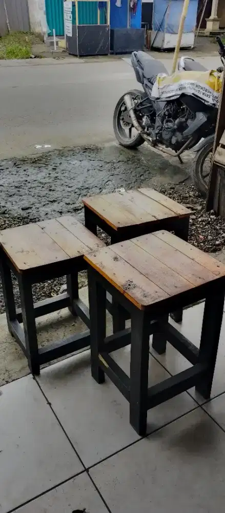 Gerobak bakso dan meja kursi