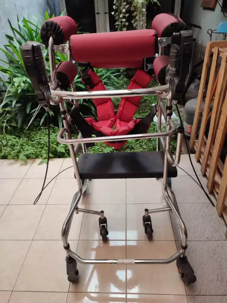 Alat Bantu Jalan Rollator Walker Beroda Rehabilitasi