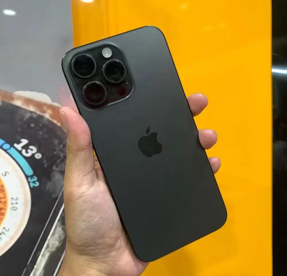 iPhone 15 Pro Max 512GB Garansi Ex iBox Black Titanium Battery 86%