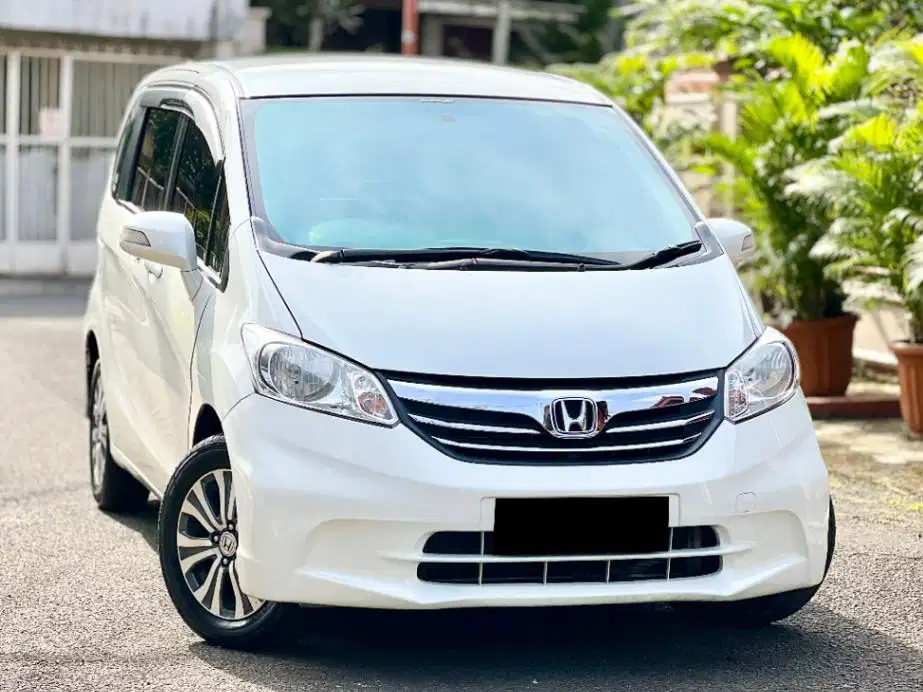 Honda Freed SD 2013 Putih Met Bagus KM 70rb Asli No Ganjil TDP 17 JT