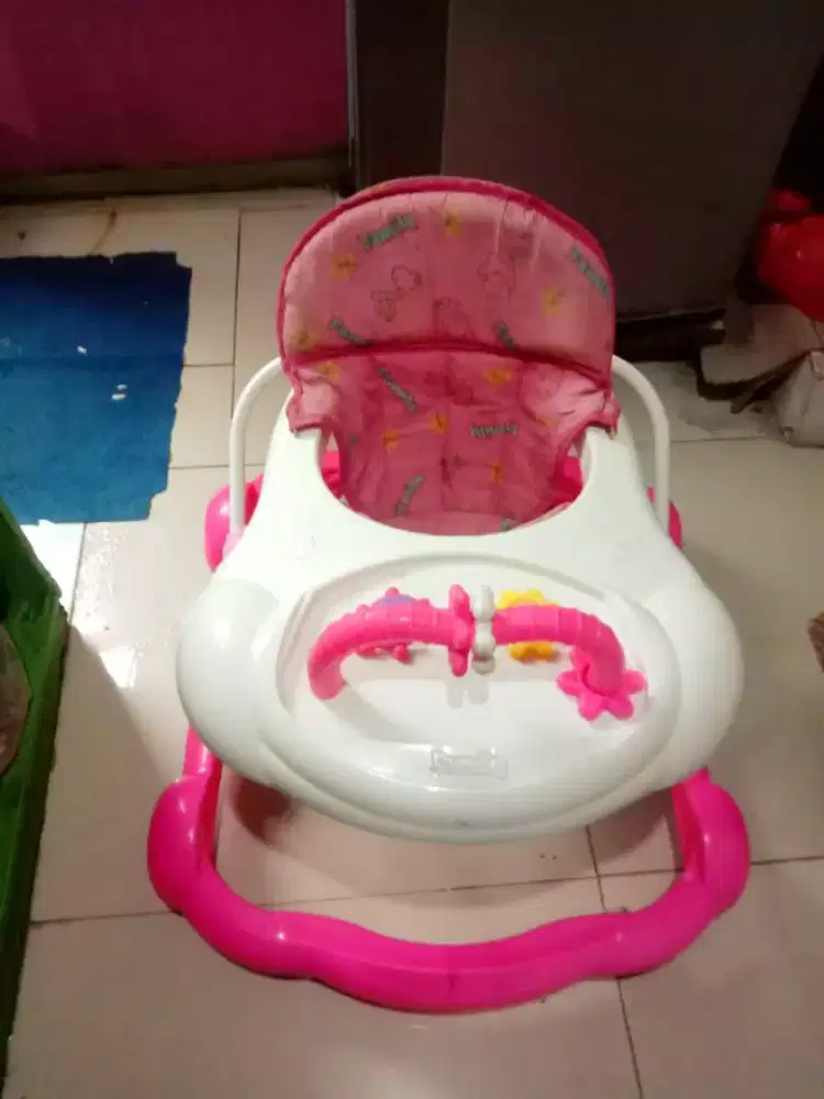 Alat bantu jalan bayi / baby walker bekas