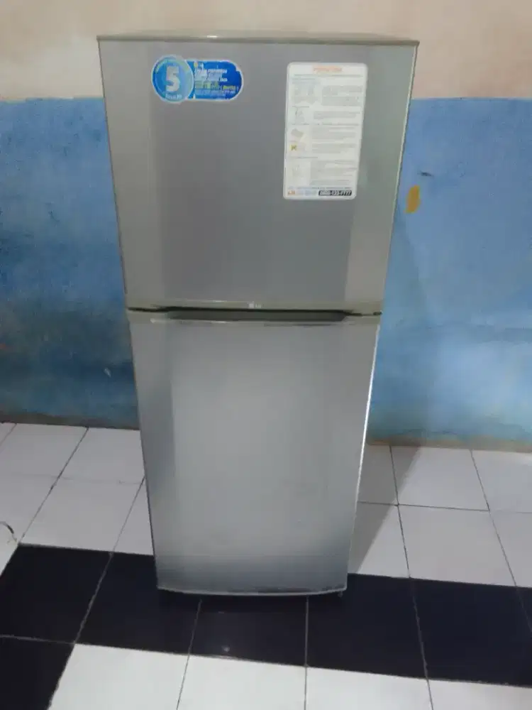 Kulkas 2 pintu merk LG di jamin siap.pakai