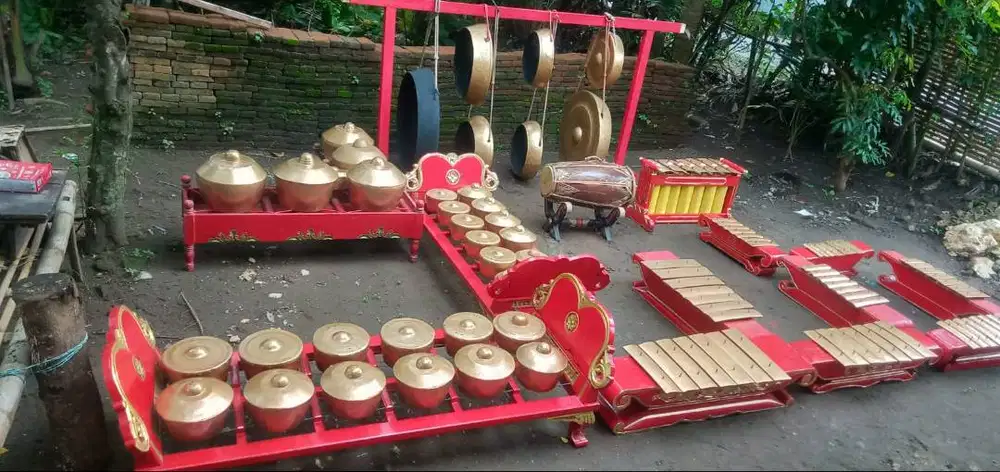 Gamelan Besi Slendro (saron demung sudah pelog)