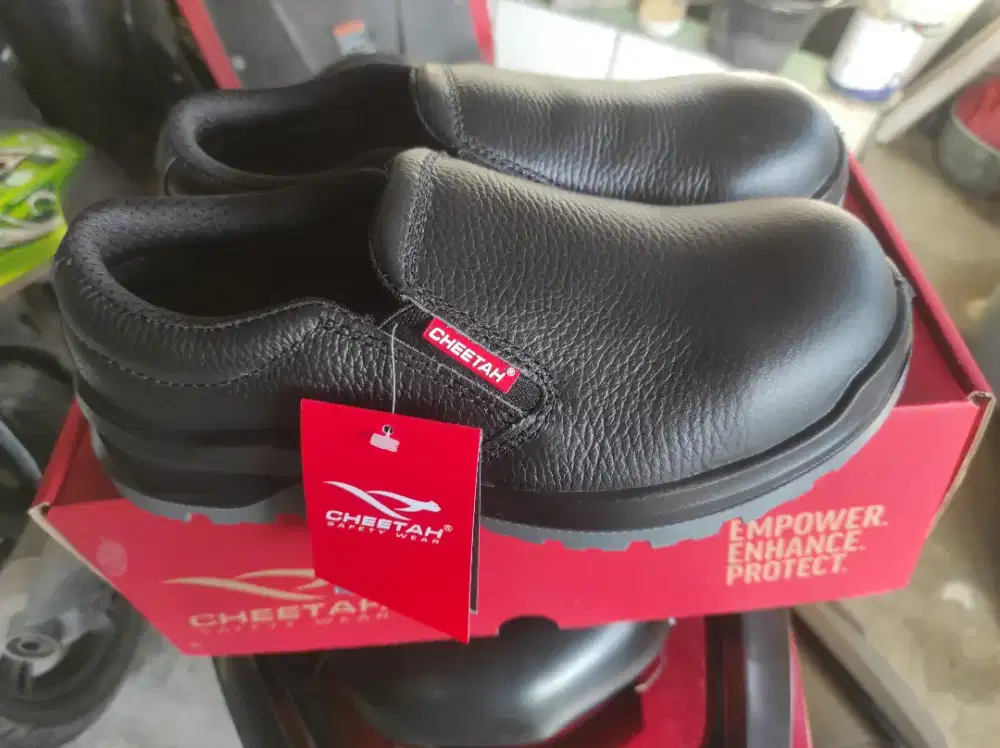 Sepatu Safety Cheetah Slip On 7001
