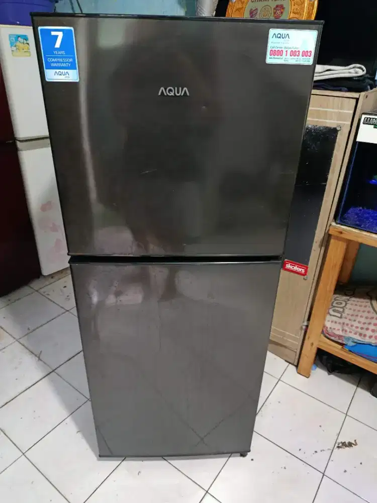 Kulkas 2 pintu merek AQUA
