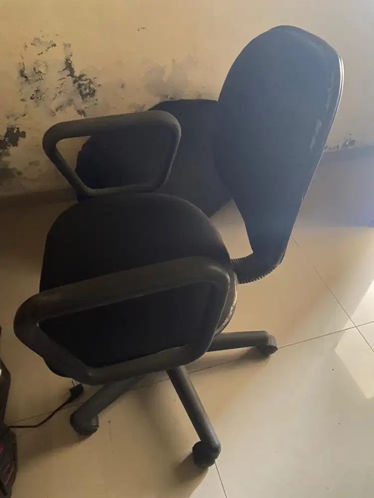 Kursi staf kantor ada sandaran tangan