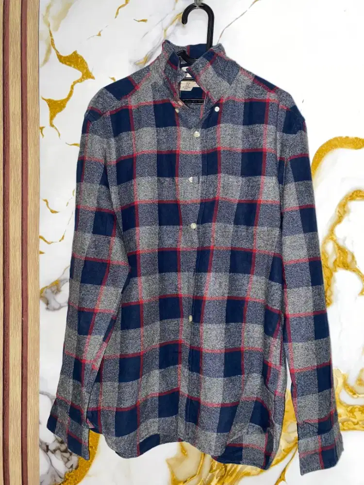 Kemeja Flanel H&M Original Kotak-kotak Pria – Size M Regular Fit
