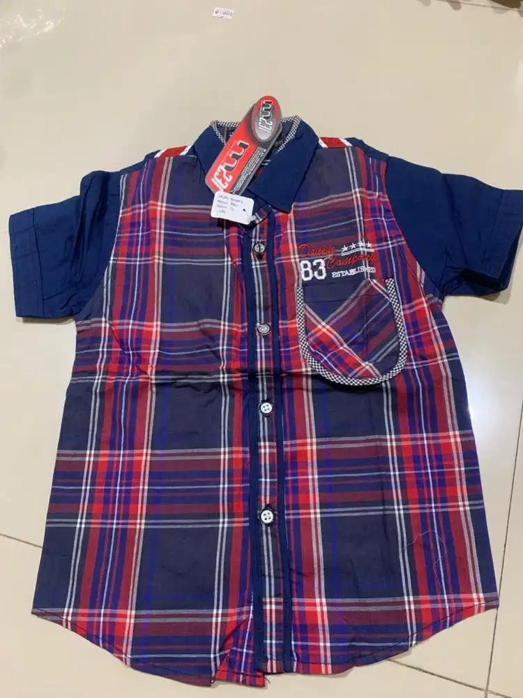 Kemeja kotak merah biru