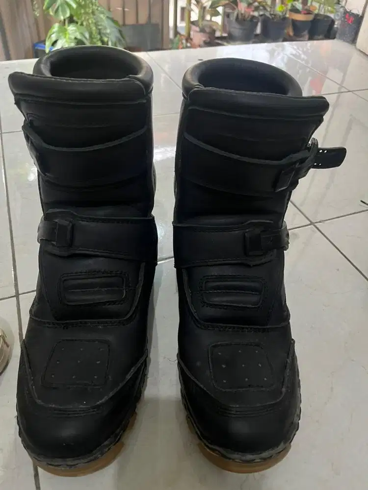 Sepatu touring motor