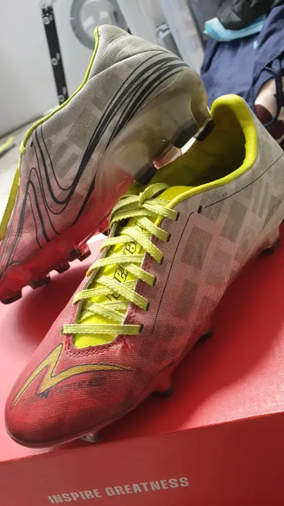 Sepatu bola merek specks size 37